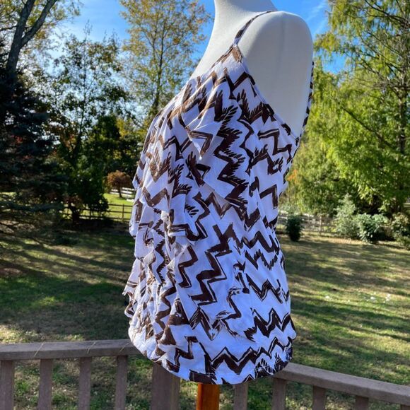 AGB Tank Top with adjustable straps and cute ruffles - Picture 3 of 6